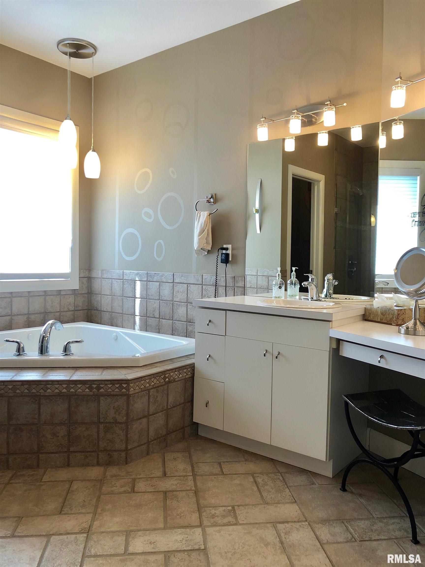 325 Hillcrest Drive, Macomb, Illinois image 25