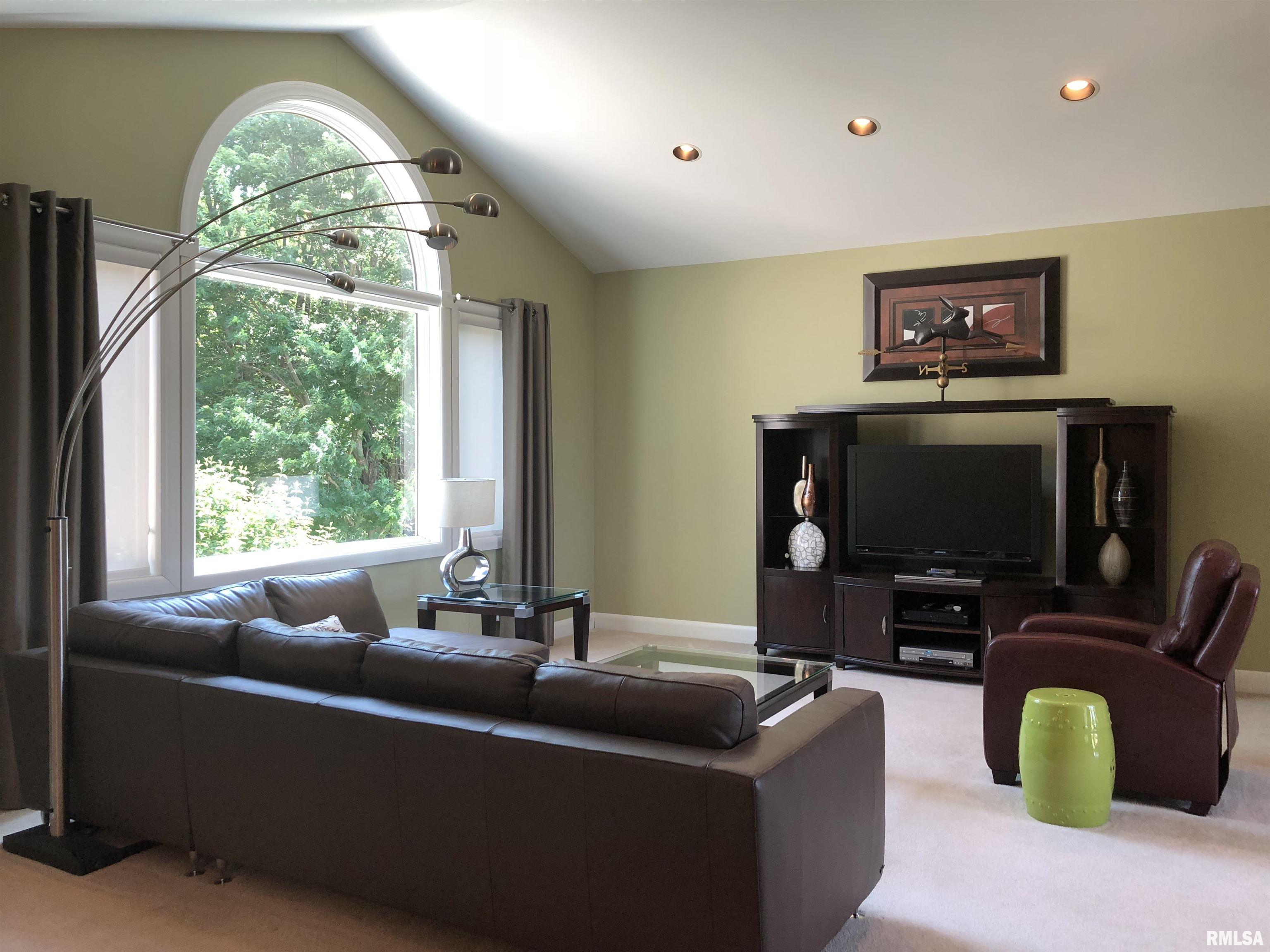 325 Hillcrest Drive, Macomb, Illinois image 6