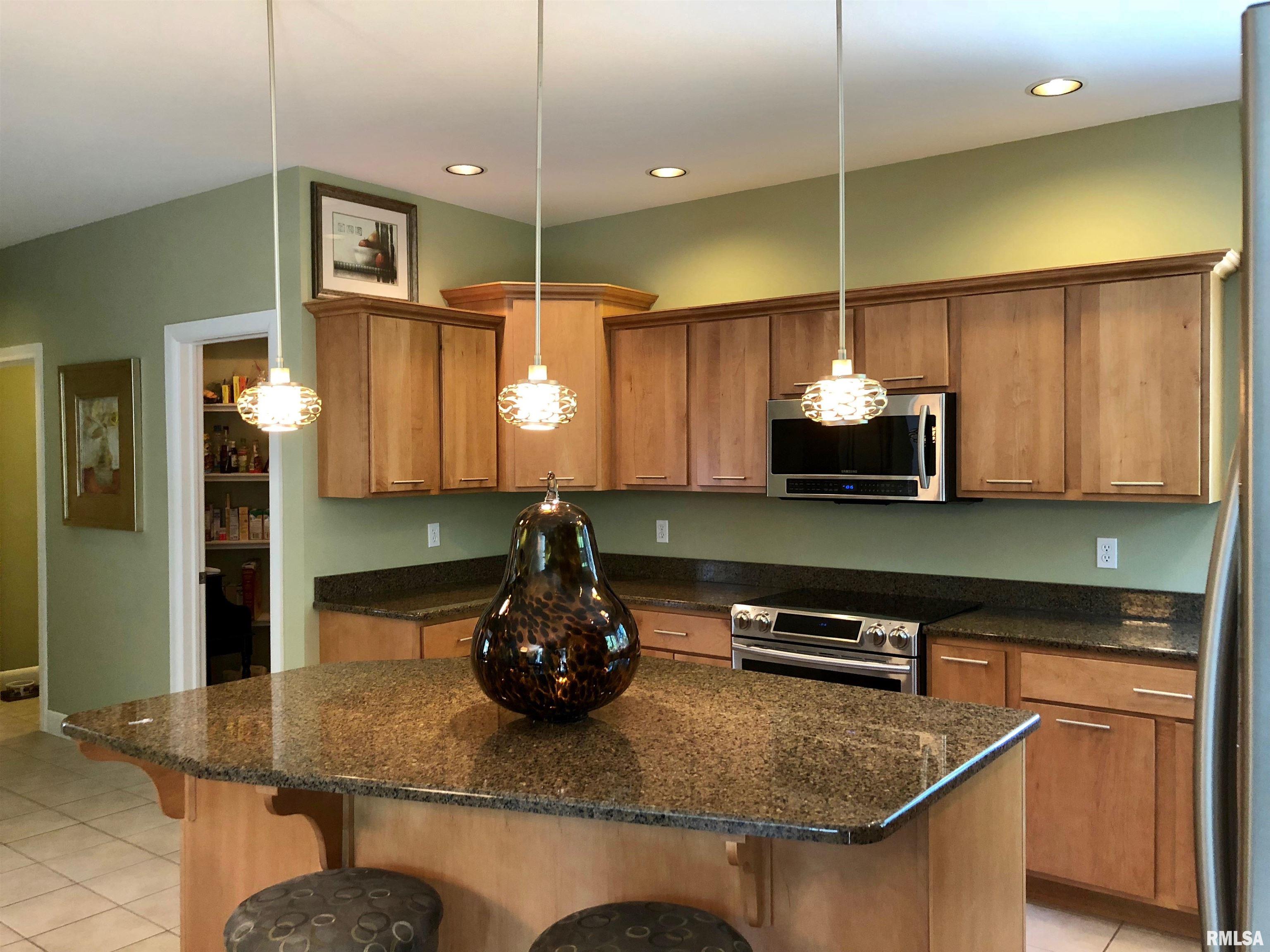 325 Hillcrest Drive, Macomb, Illinois image 11