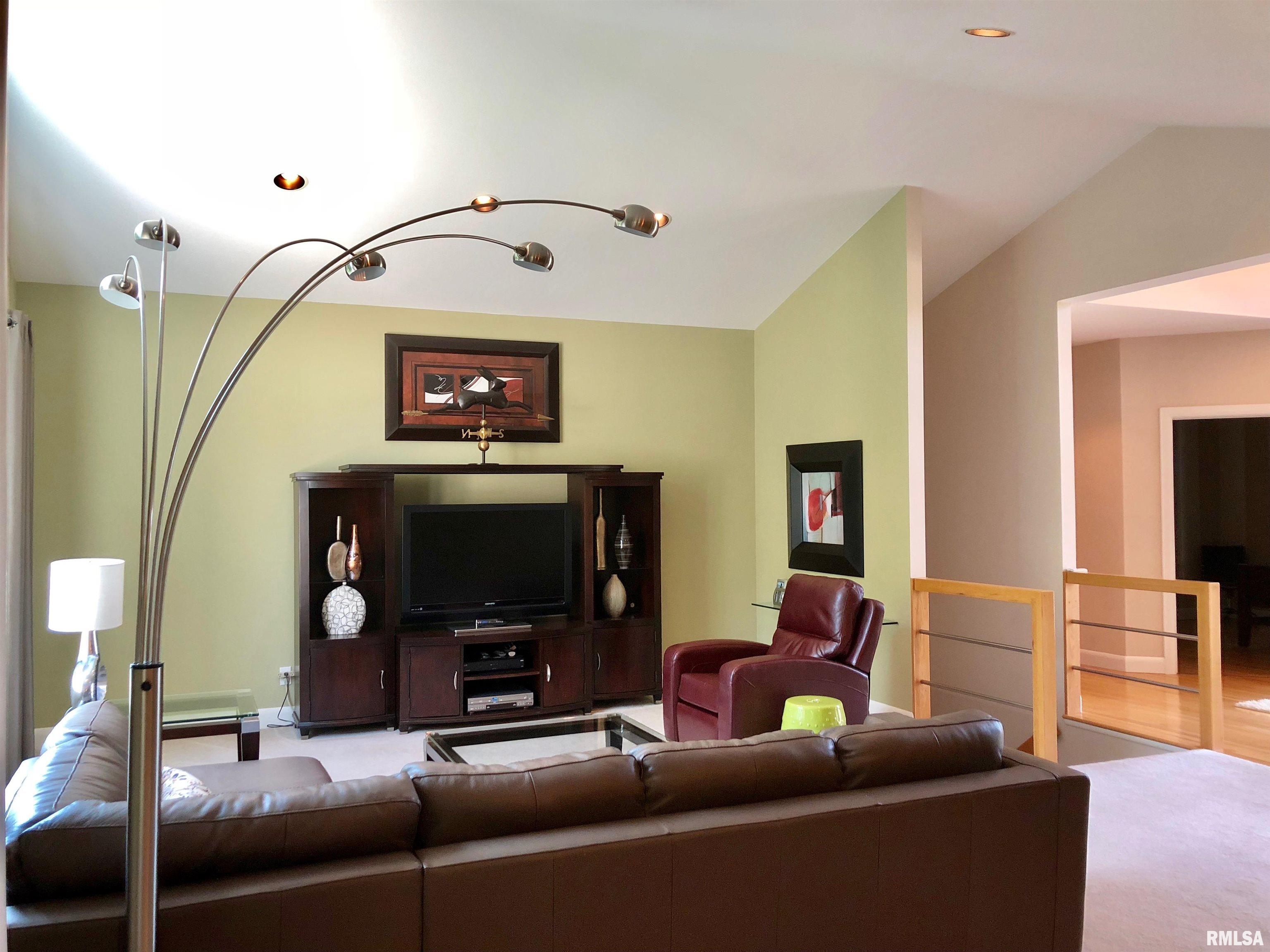 325 Hillcrest Drive, Macomb, Illinois image 4