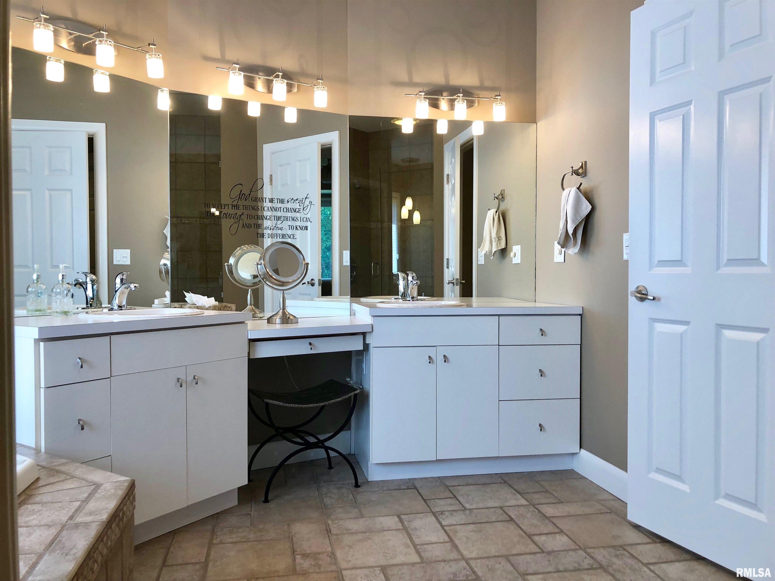 325 Hillcrest Drive, Macomb, Illinois image 24