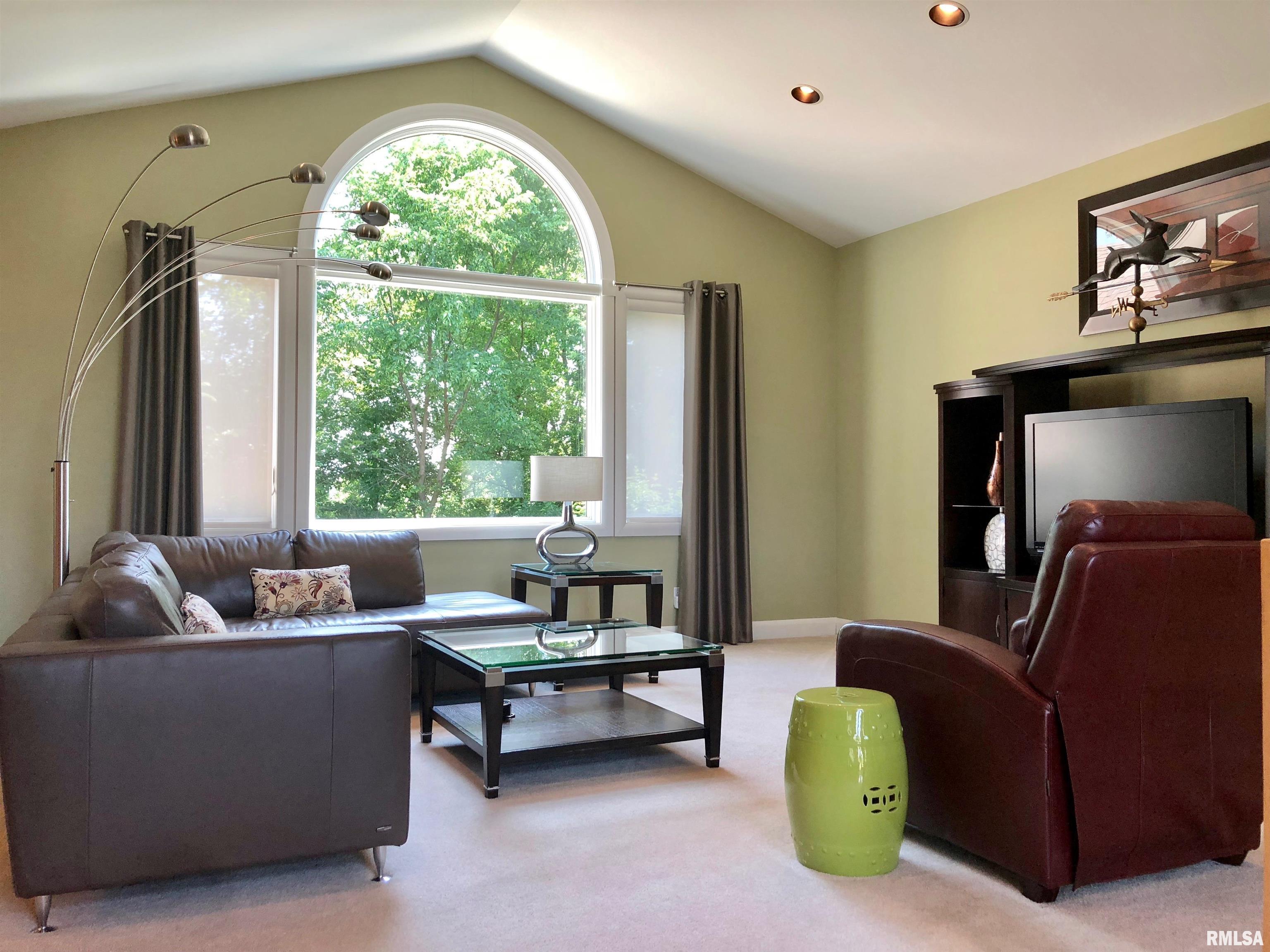 325 Hillcrest Drive, Macomb, Illinois image 5
