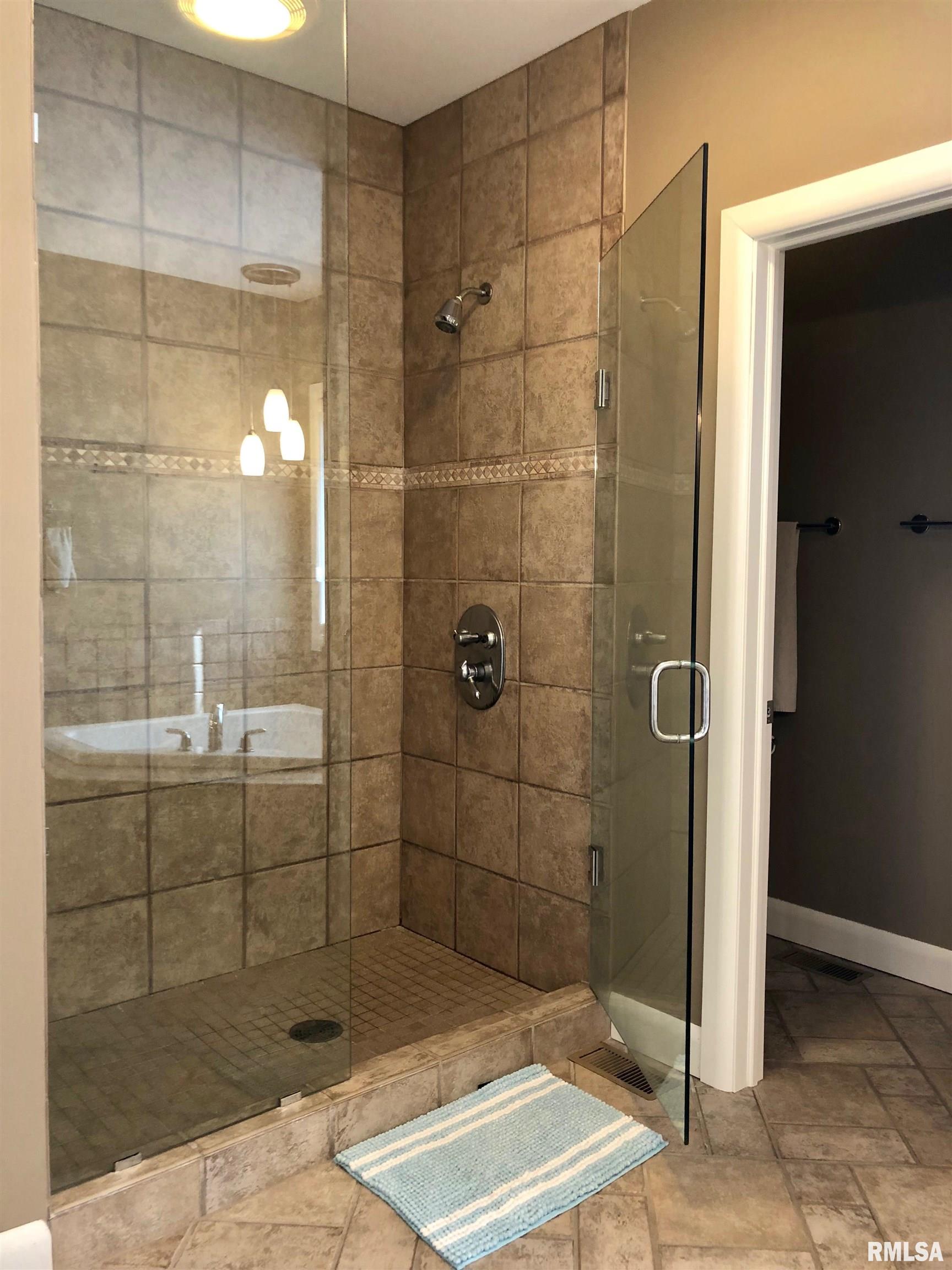 325 Hillcrest Drive, Macomb, Illinois image 26