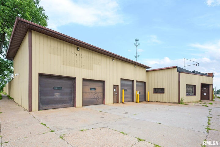 Photo 1 of 40 — 25 S 2ND Street, Pekin, IL 61554
