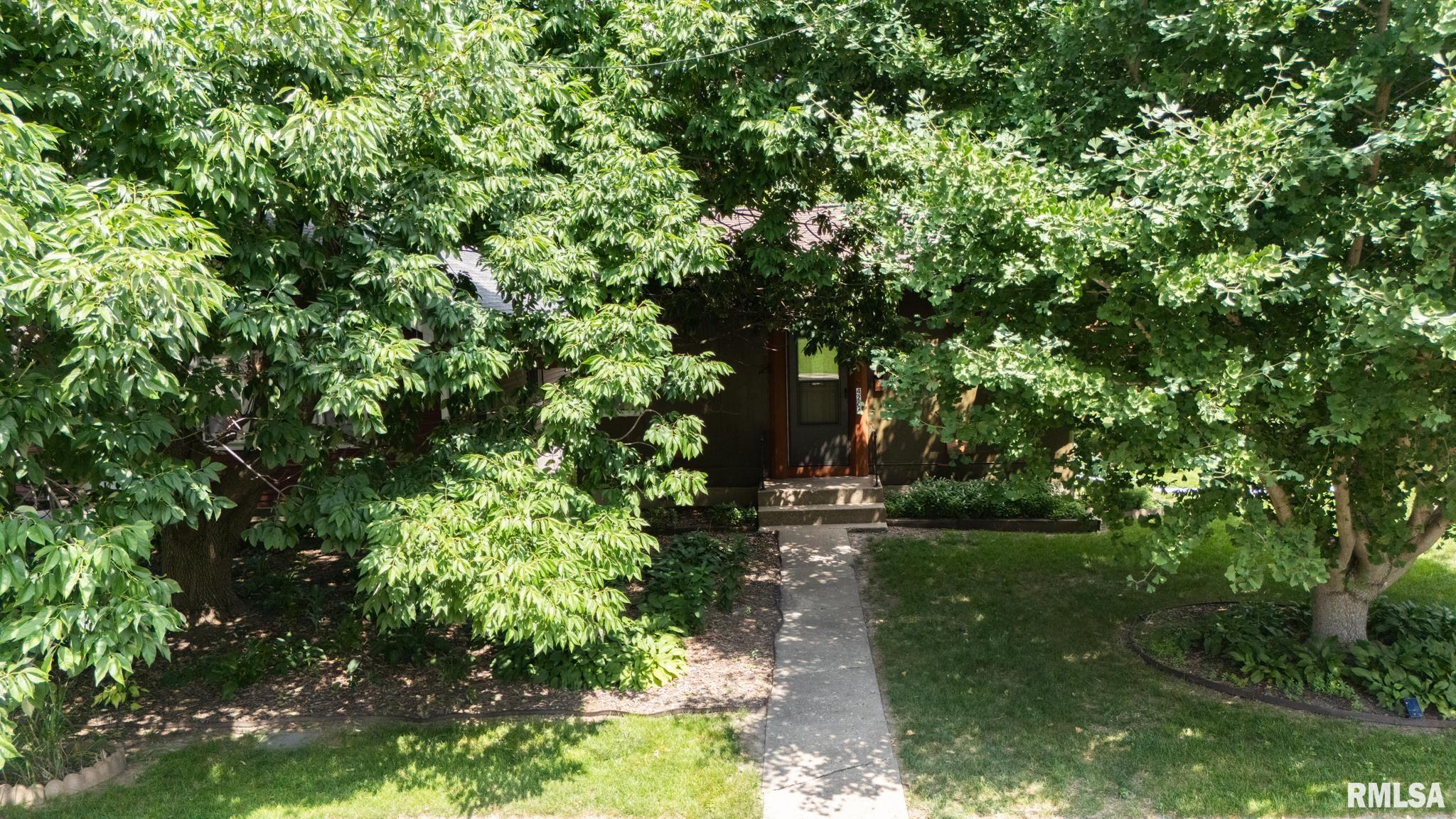 Photo 1 of 21 — 4204 N COLUMBUS Avenue, Peoria, IL 61614