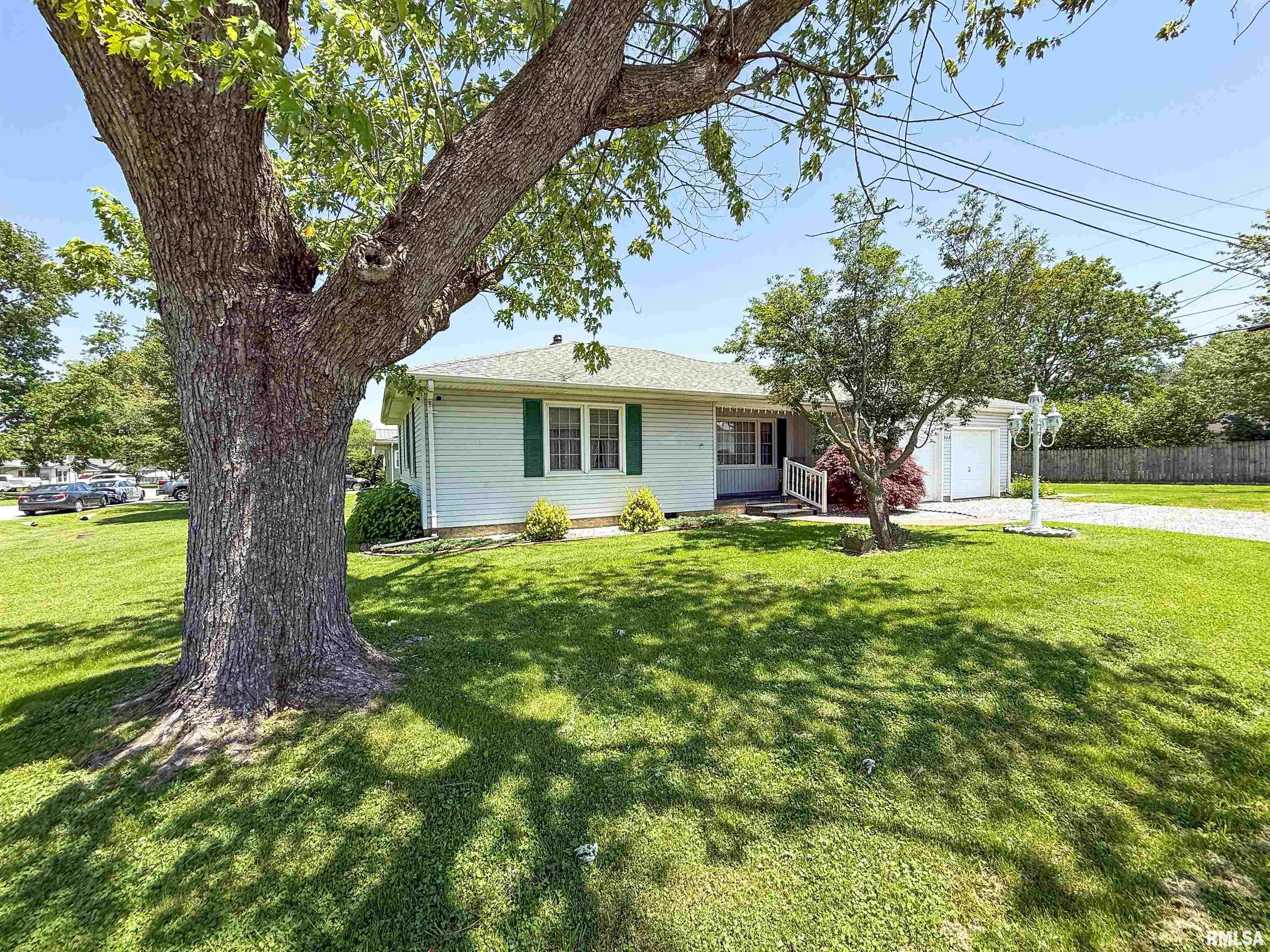 322 Oak Street, Flora, Illinois image 1