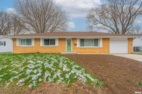 Homes For Sale - 130 Half Moon<br/> Logan County, Lincoln, IL 62656