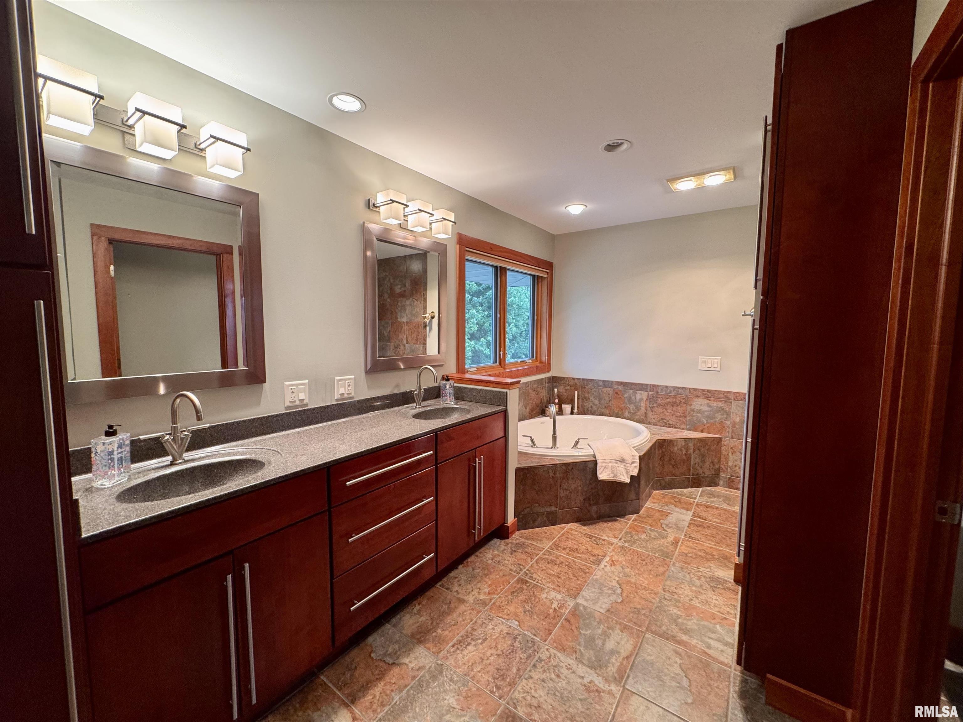 6 Marty Lane, Macomb, Illinois image 26