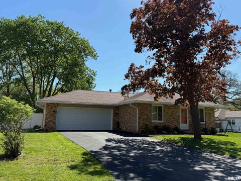 Photo of 514 N 11TH Street, Petersburg, IL 62675 (MLS # CA1043282)