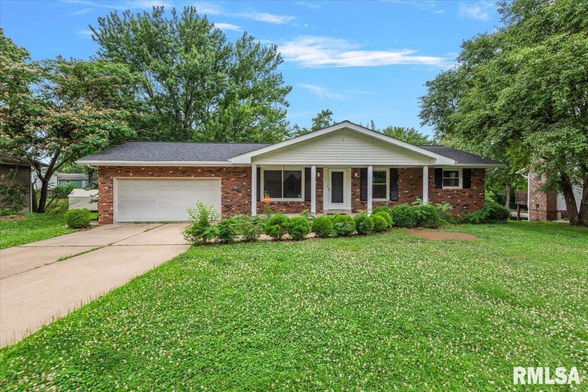 Photo 1 of 33 — 10 BURR OAK Drive, Highland, IL 62249