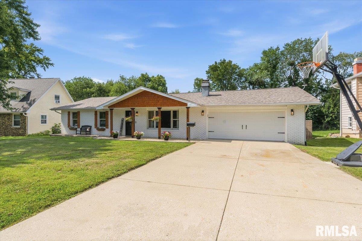 Photo 1 of 33 — 108 COTTONWOOD Drive, Chatham, IL 62629