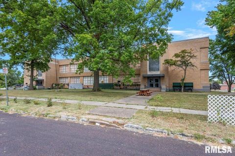 Homes For Sale - 352 Franklin Street<br/> Morgan County, Jacksonville, IL 62650