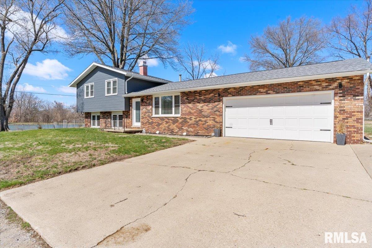 1 Holiday Lane, Riverton, Illinois image 3