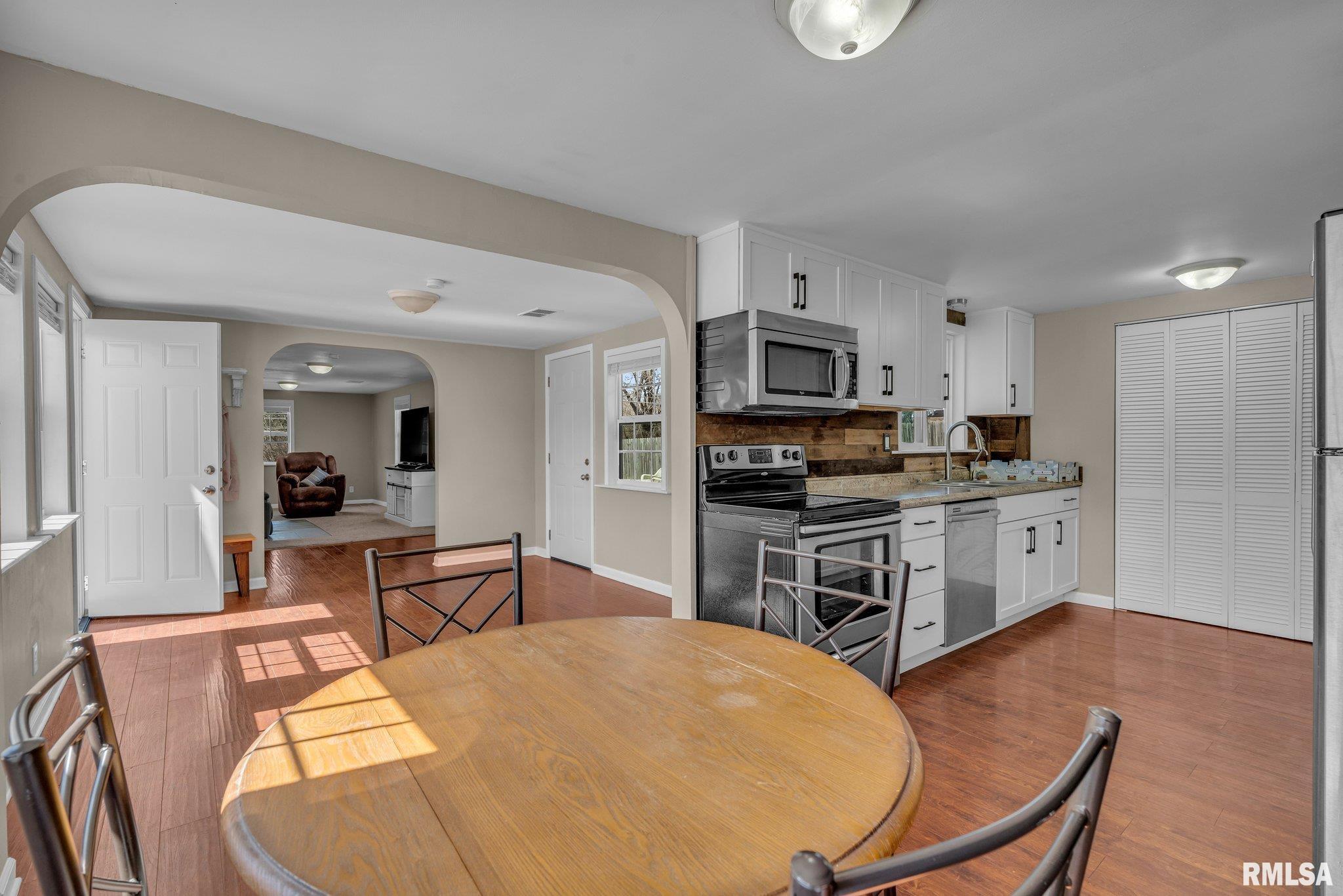 2404 8th Street, Silvis, Illinois image 7