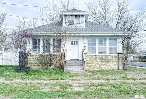 Homes For Sale - 300 W Goodall Street<br/> Williamson County, Marion, IL 62959