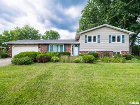 Homes For Sale - 17 Winged Foot Drive<br/> Pekin, IL 61554