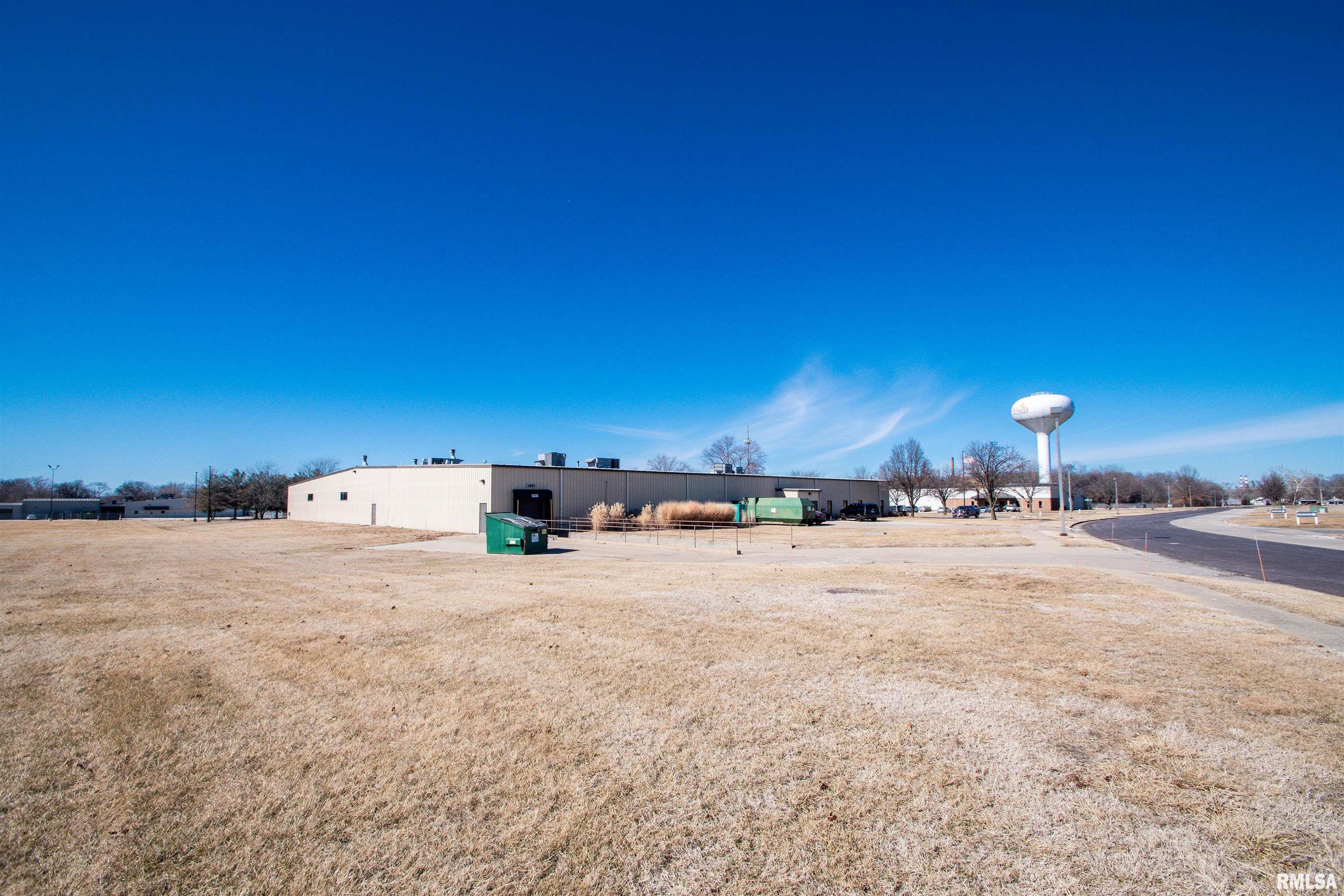 1815 Riverway Drive, Pekin, Illinois image 2
