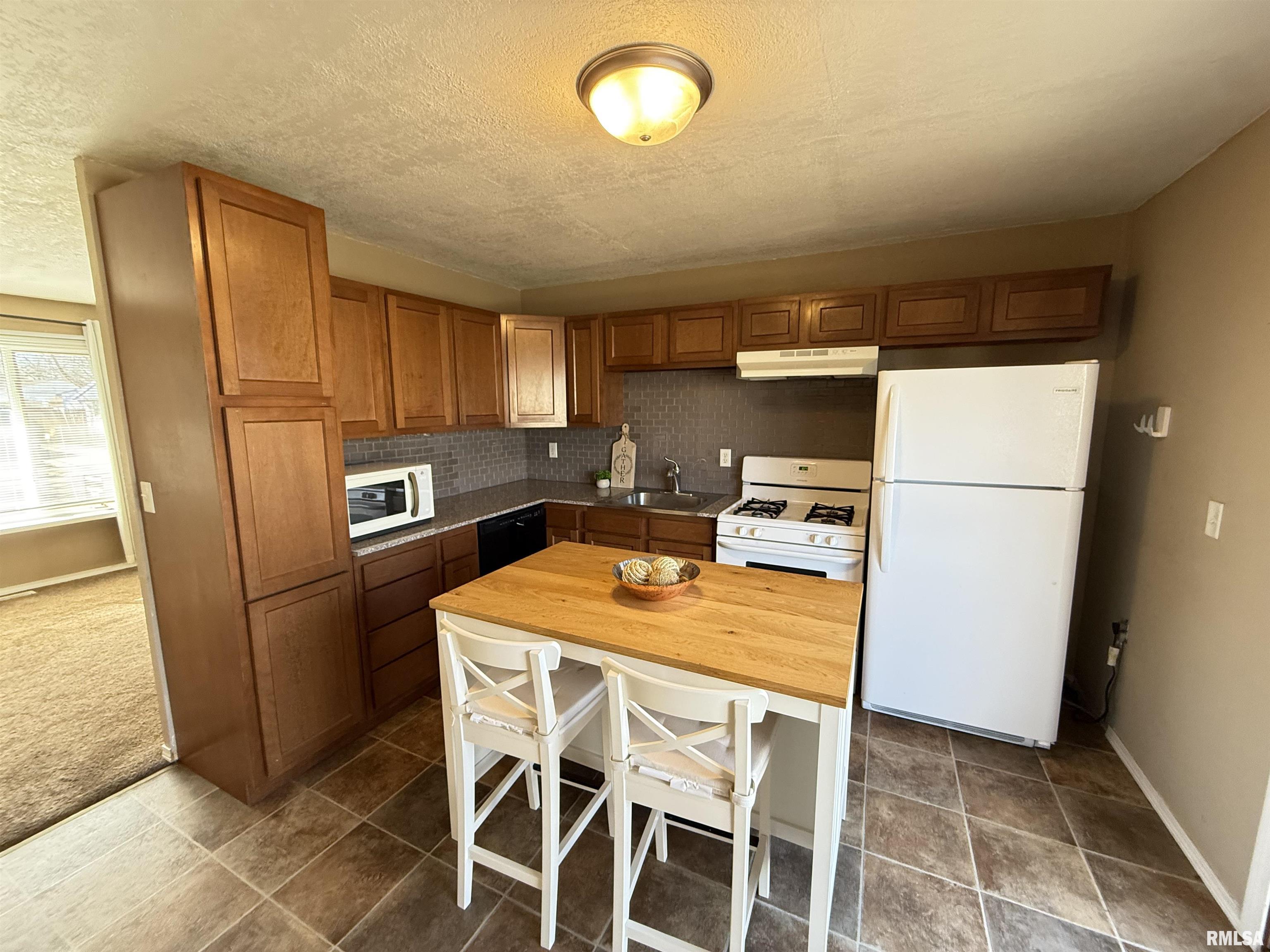 420 Sherwood Drive, Pekin, Illinois image 2