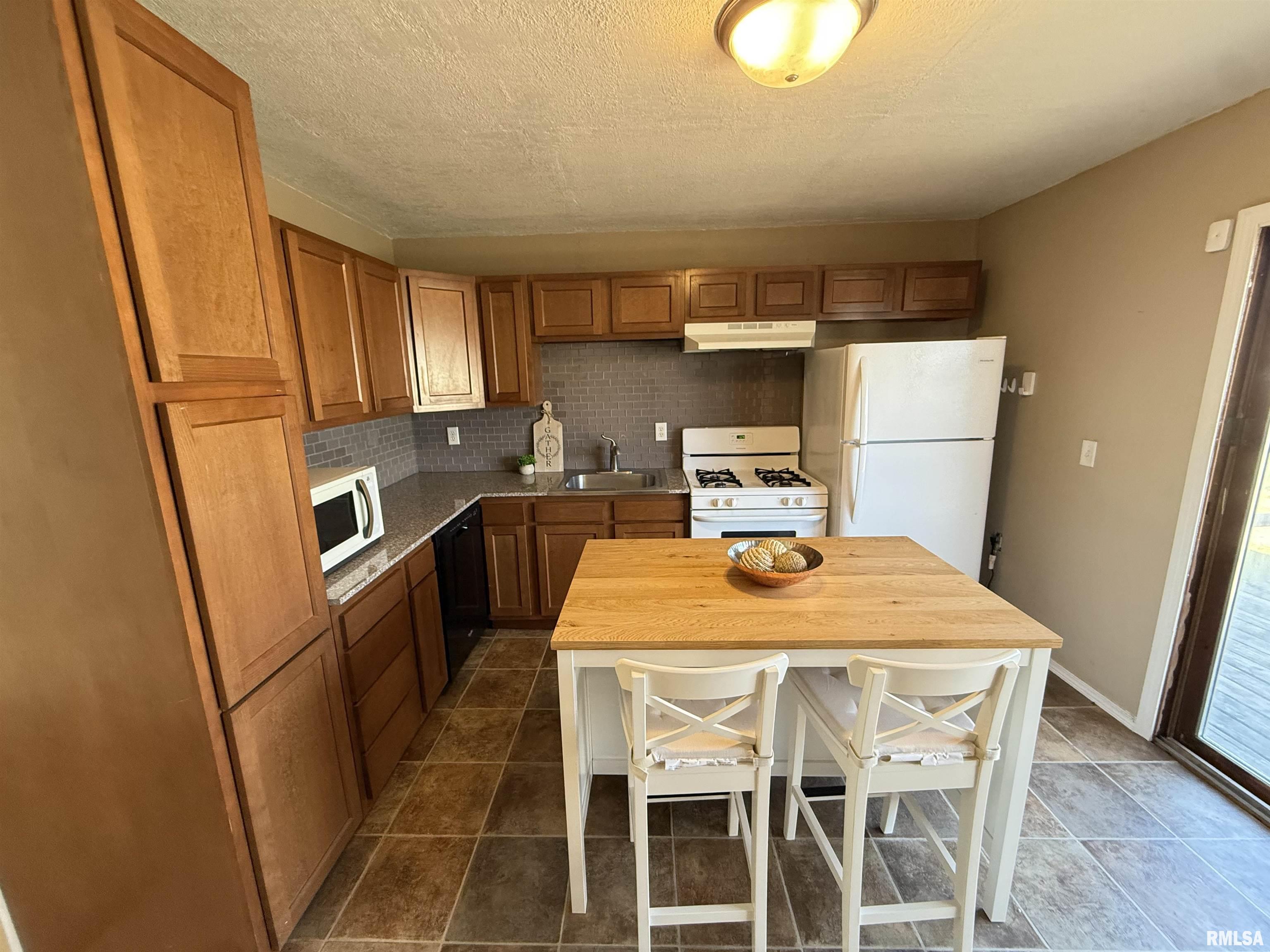 420 Sherwood Drive, Pekin, Illinois image 3