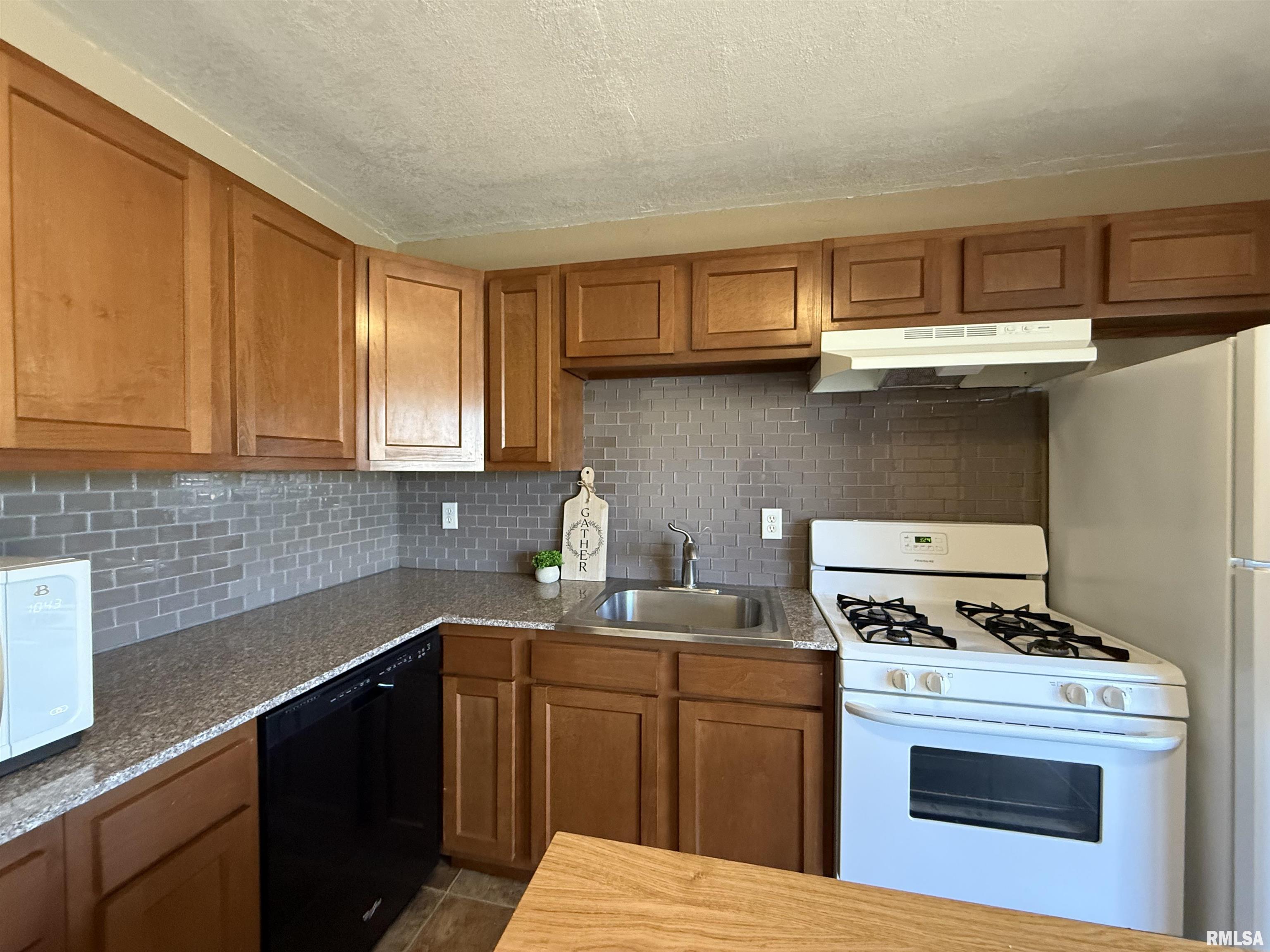 420 Sherwood Drive, Pekin, Illinois image 4