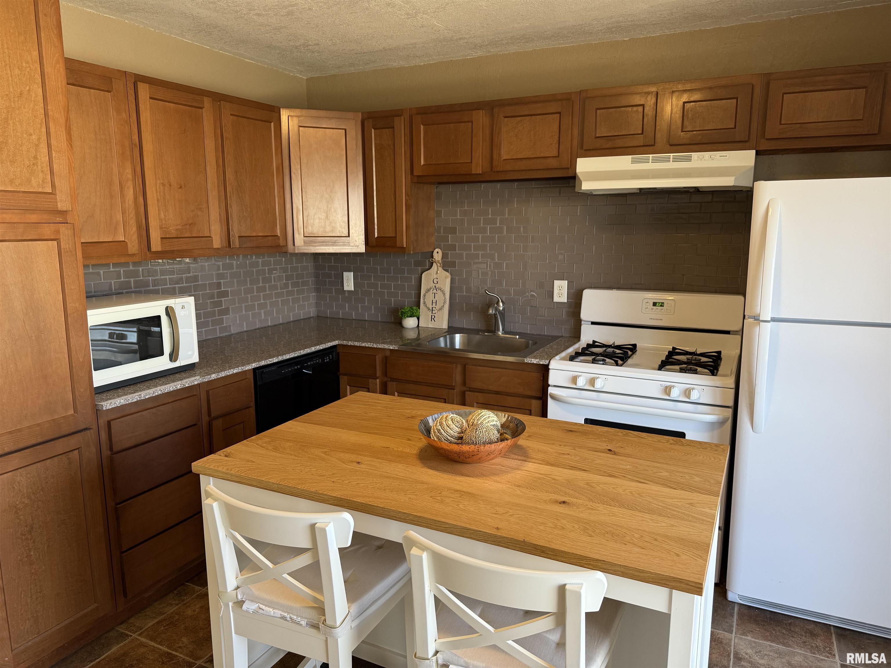 420 Sherwood Drive, Pekin, Illinois image 9