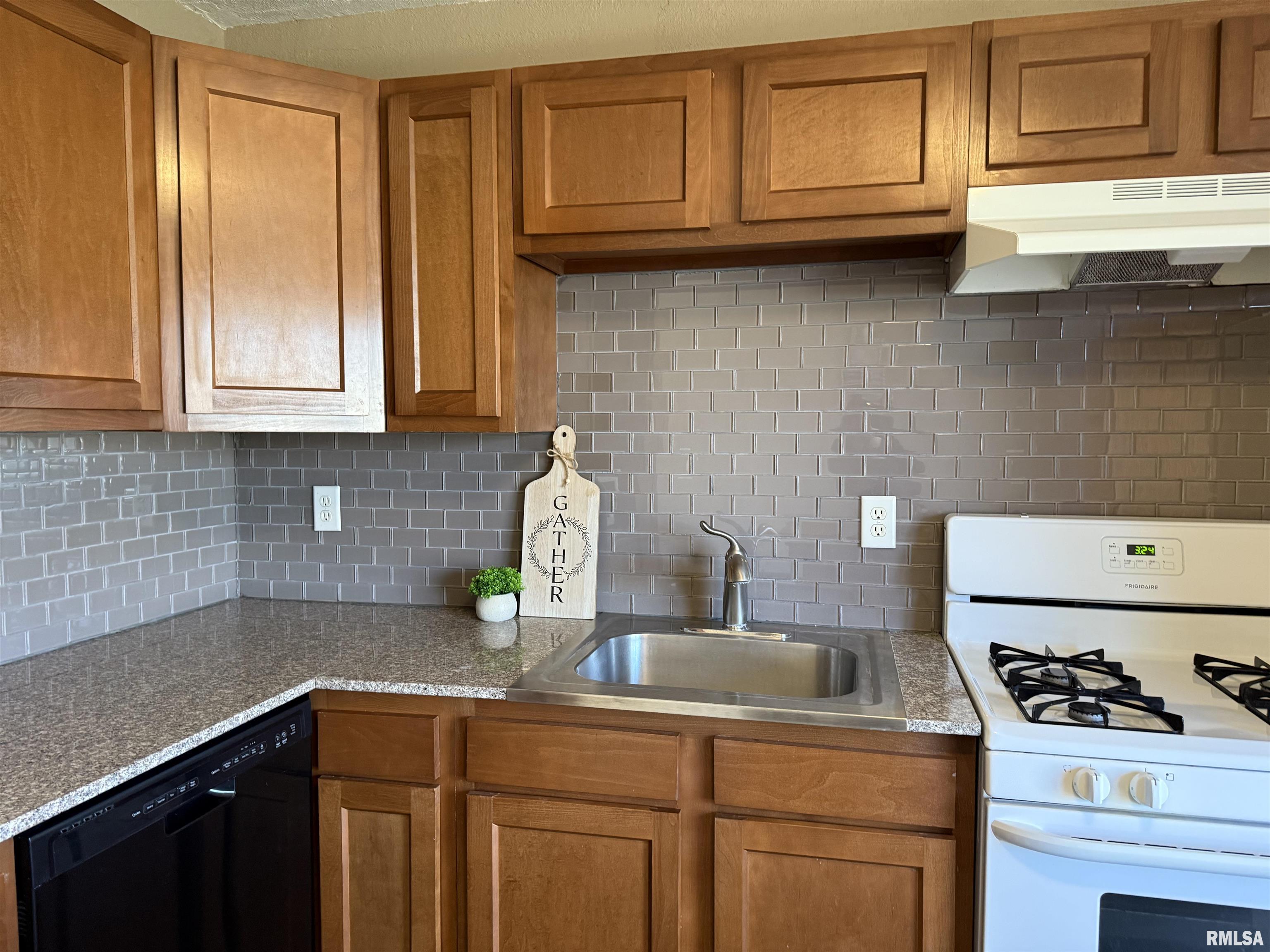 420 Sherwood Drive, Pekin, Illinois image 7