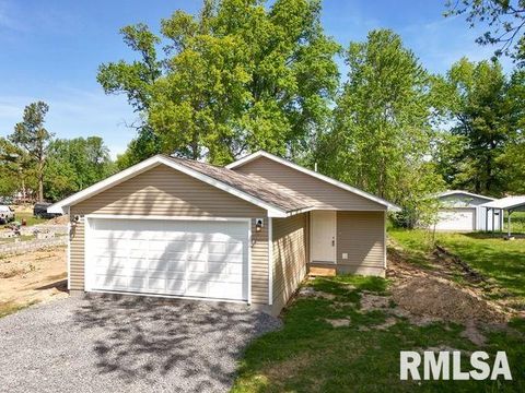 Homes For Sale - 817 W Stotlar Street<br/> Williamson County, Herrin, IL 62948
