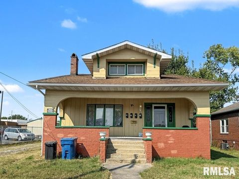 Homes For Sale - 113 Mccann Street<br/> Benton, IL 62812