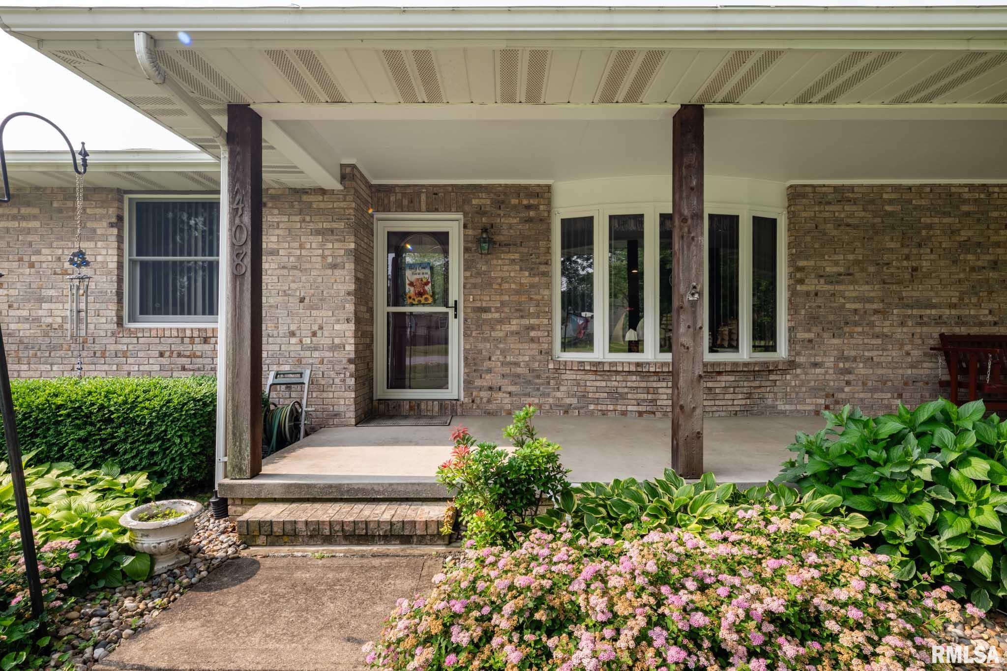 408 W Flora Street, Valier, Illinois image 2