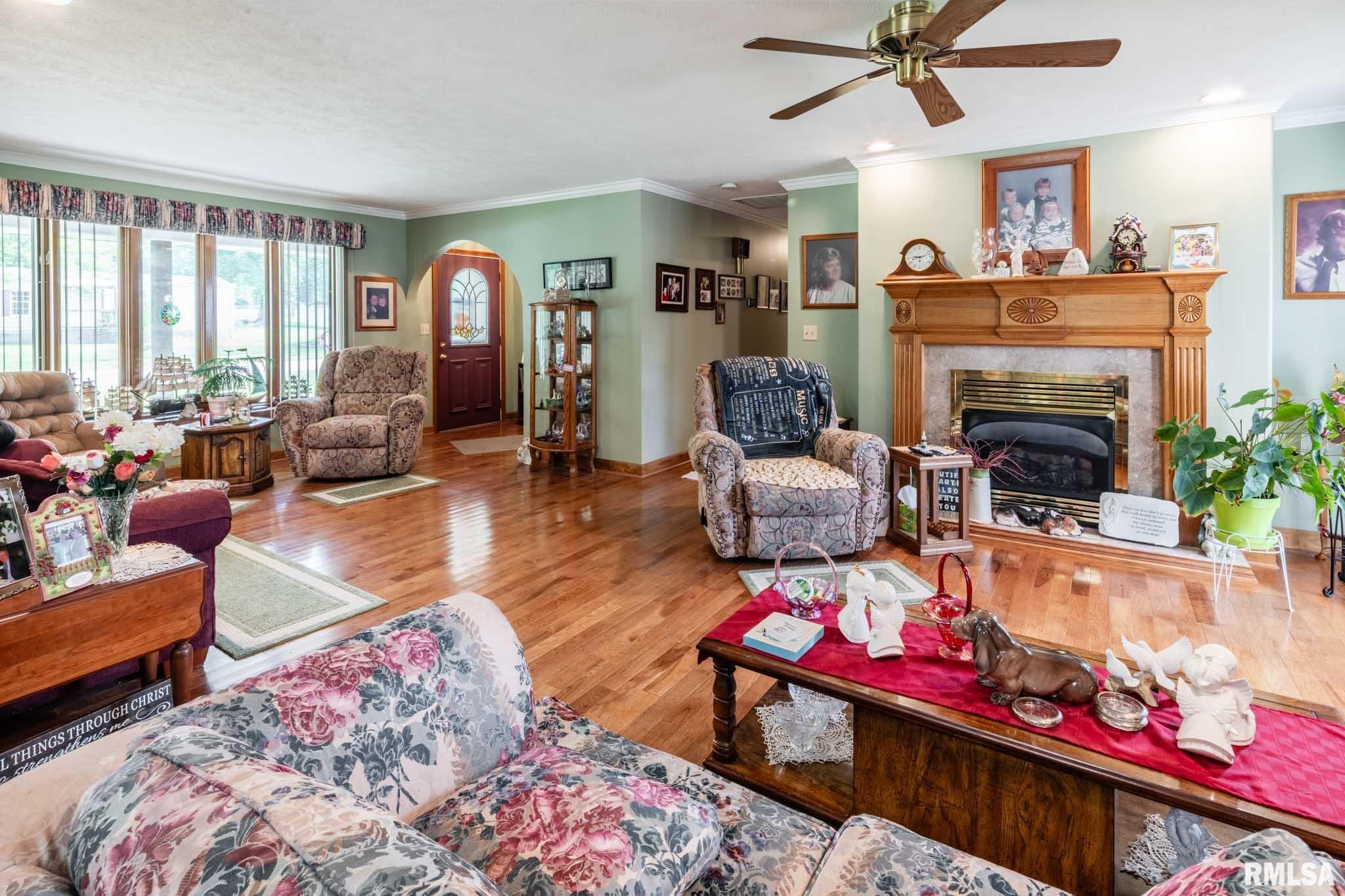 408 W Flora Street, Valier, Illinois image 9