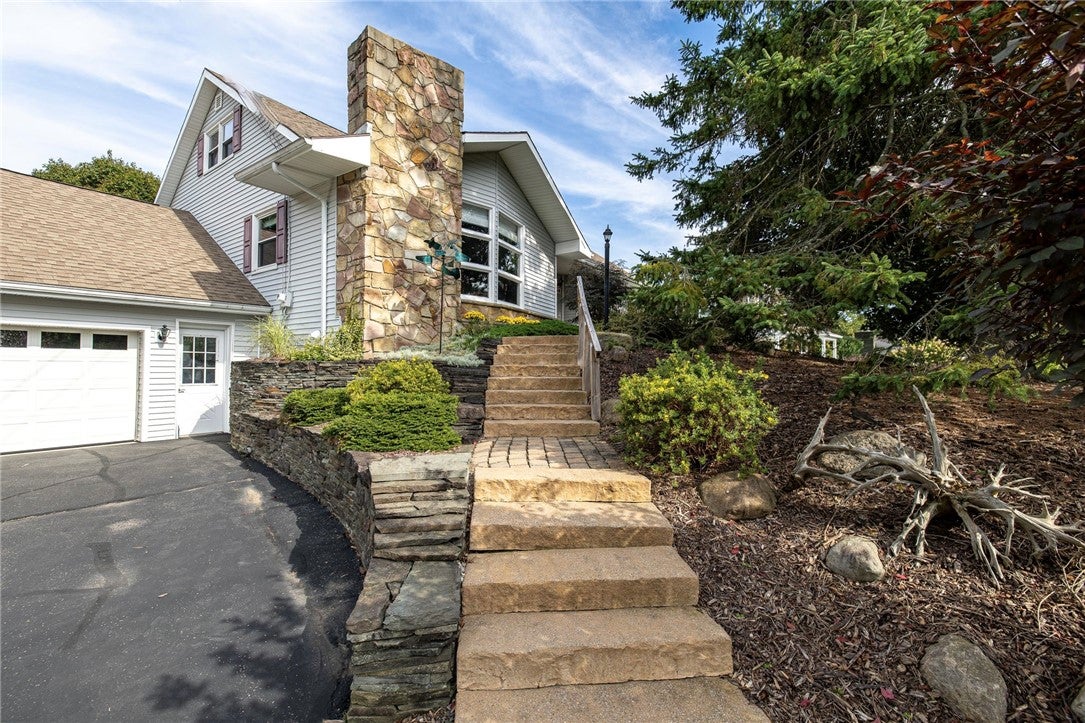 44 Hillcrest Dr