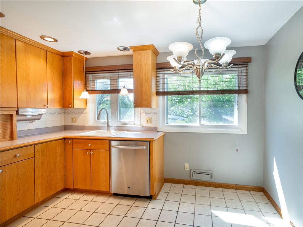 28 Kernwood Drive, Gates, New York image 4