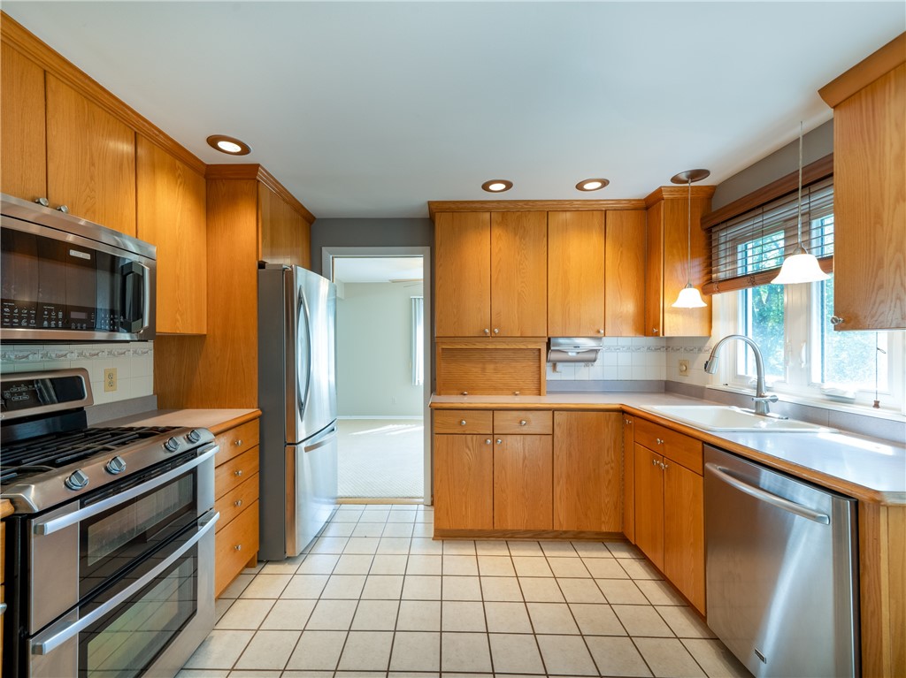 28 Kernwood Drive, Gates, New York image 3