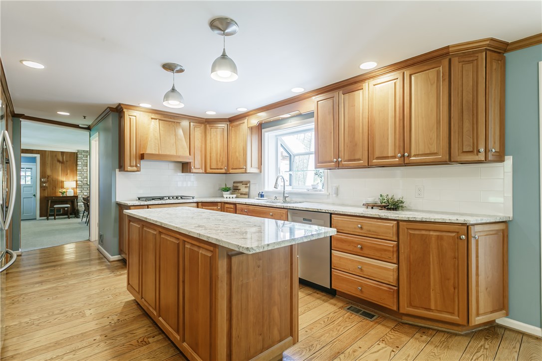 582 Pineglen Drive, Webster, New York image 18