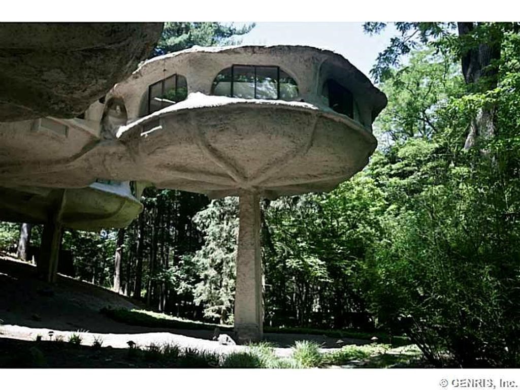 Photo of 142 Park Road, Perinton, NY 14534 (MLS # R1431067)