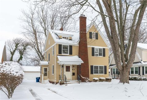 Photo of 52 Bondcroft Drive, Amherst, NY 14226 (MLS # R1658833)