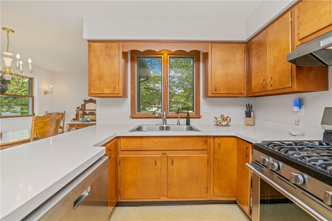 1101 Five Mile Line Road, Webster, New York image 17