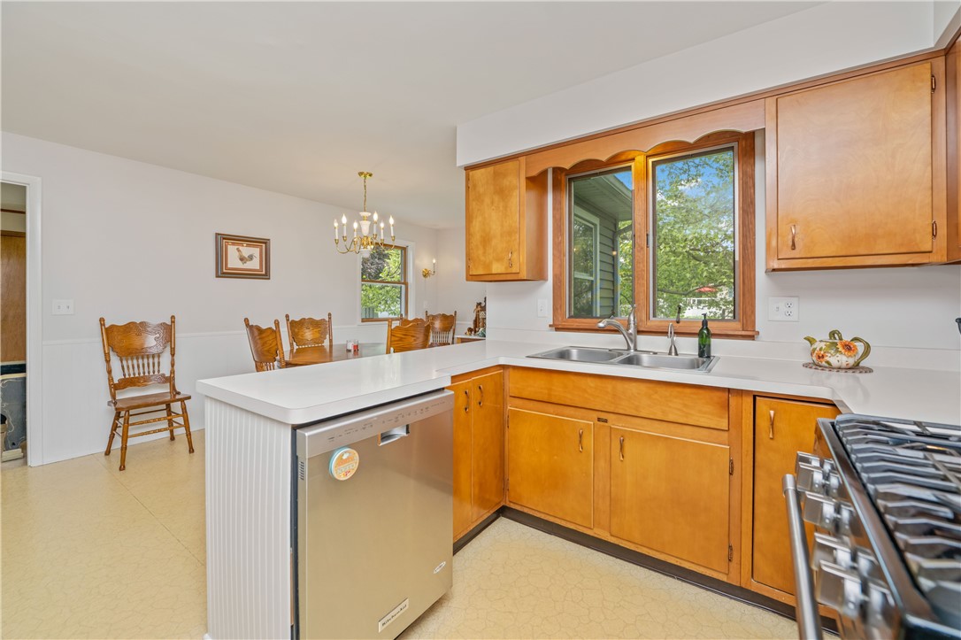 1101 Five Mile Line Road, Webster, New York image 18