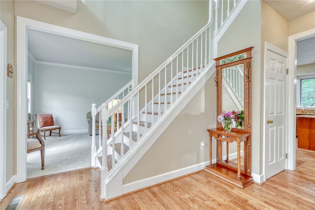 471 Sandystone Circle, Webster, New York image 2