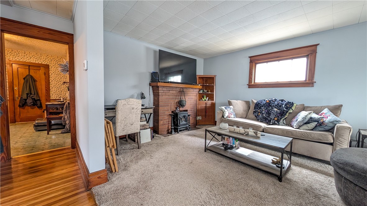 32 E Hazeltine Avenue