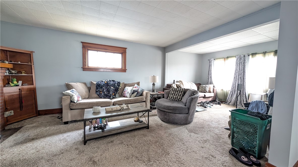 32 E Hazeltine Avenue