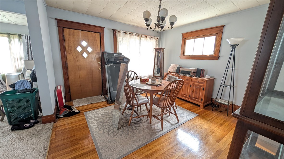 32 E Hazeltine Avenue