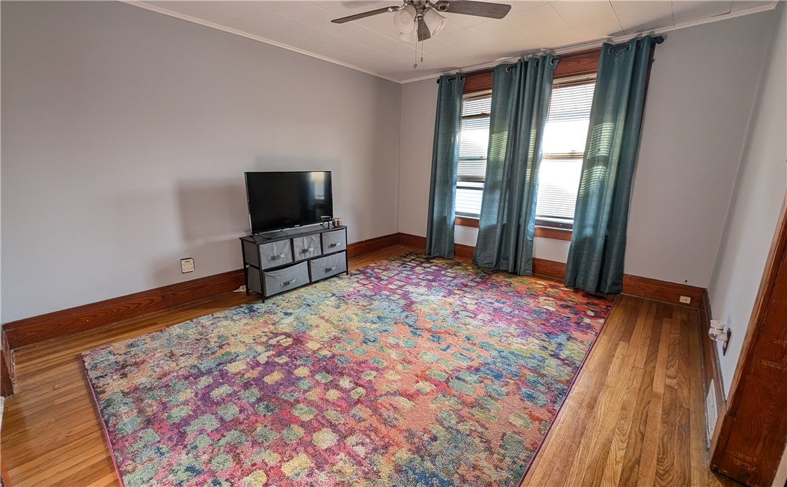 32 E Hazeltine Avenue