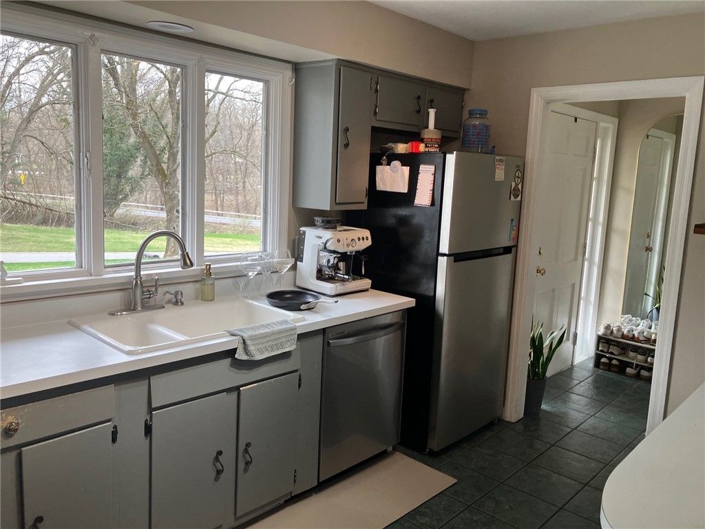Photo of 4 Peachtree Lane, Perinton, NY 14534 (MLS # R1673120)