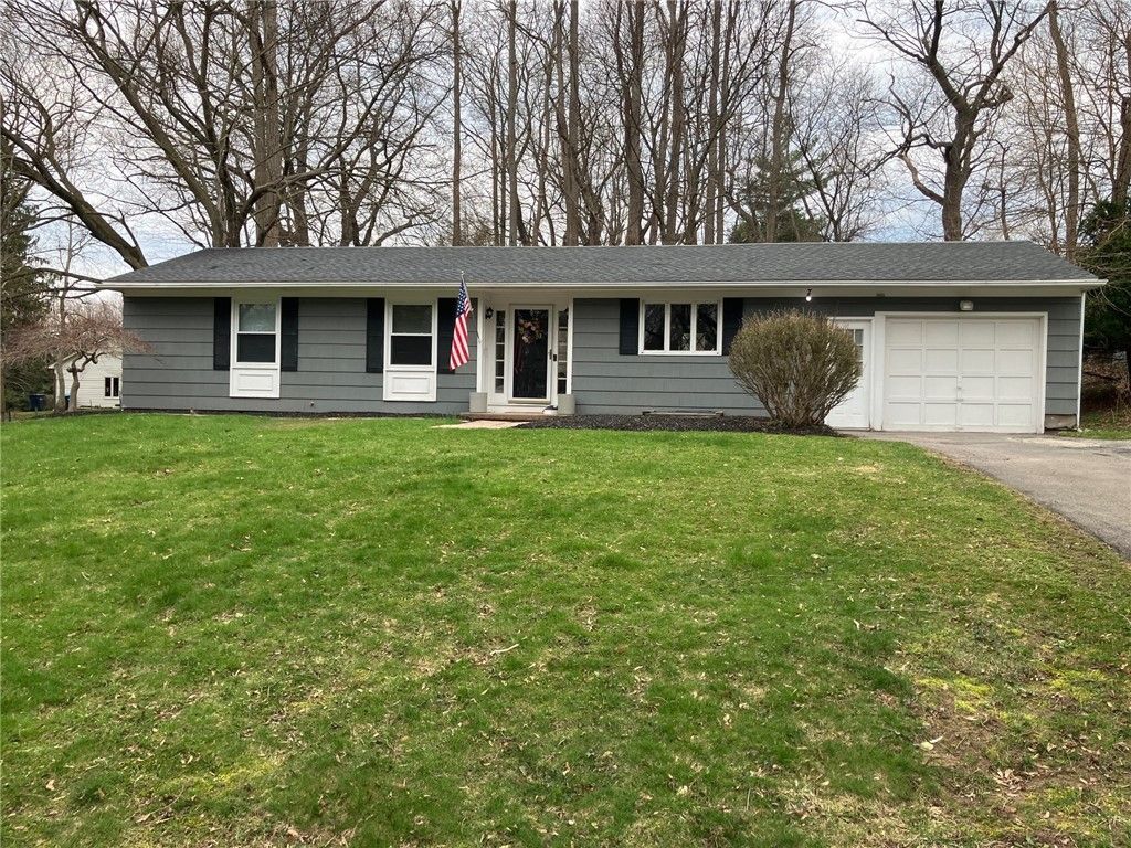 Photo of 4 Peachtree Lane, Perinton, NY 14534 (MLS # R1673120)
