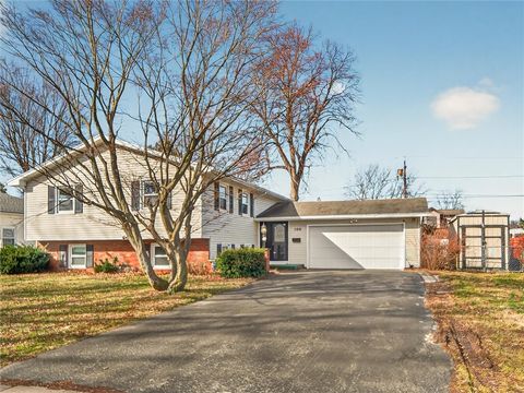 Homes For Sale - 100 Edgebrook Lane<br/> Irondequoit, NY 14617