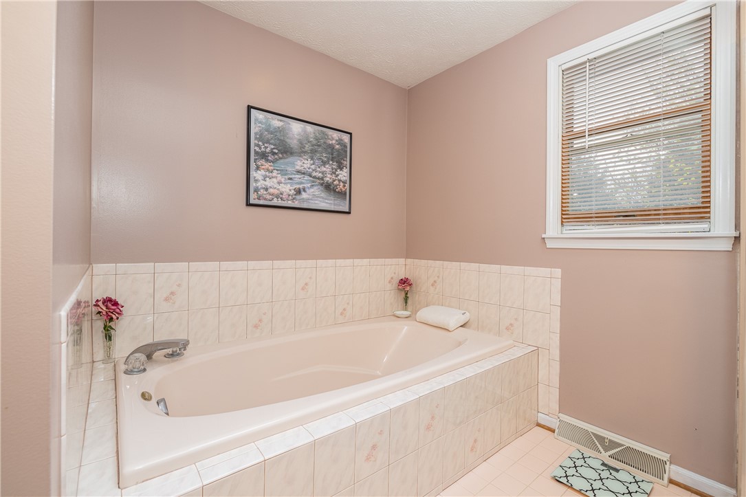 8 Hawkes Trail Trl, Penfield, New York image 22