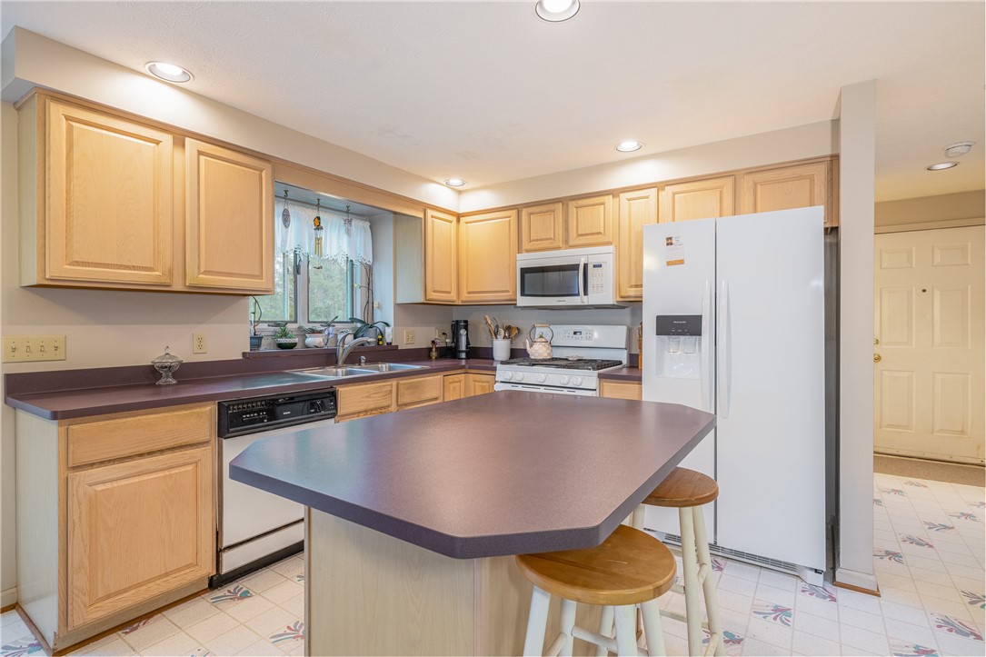 8 Hawkes Trail Trl, Penfield, New York image 8