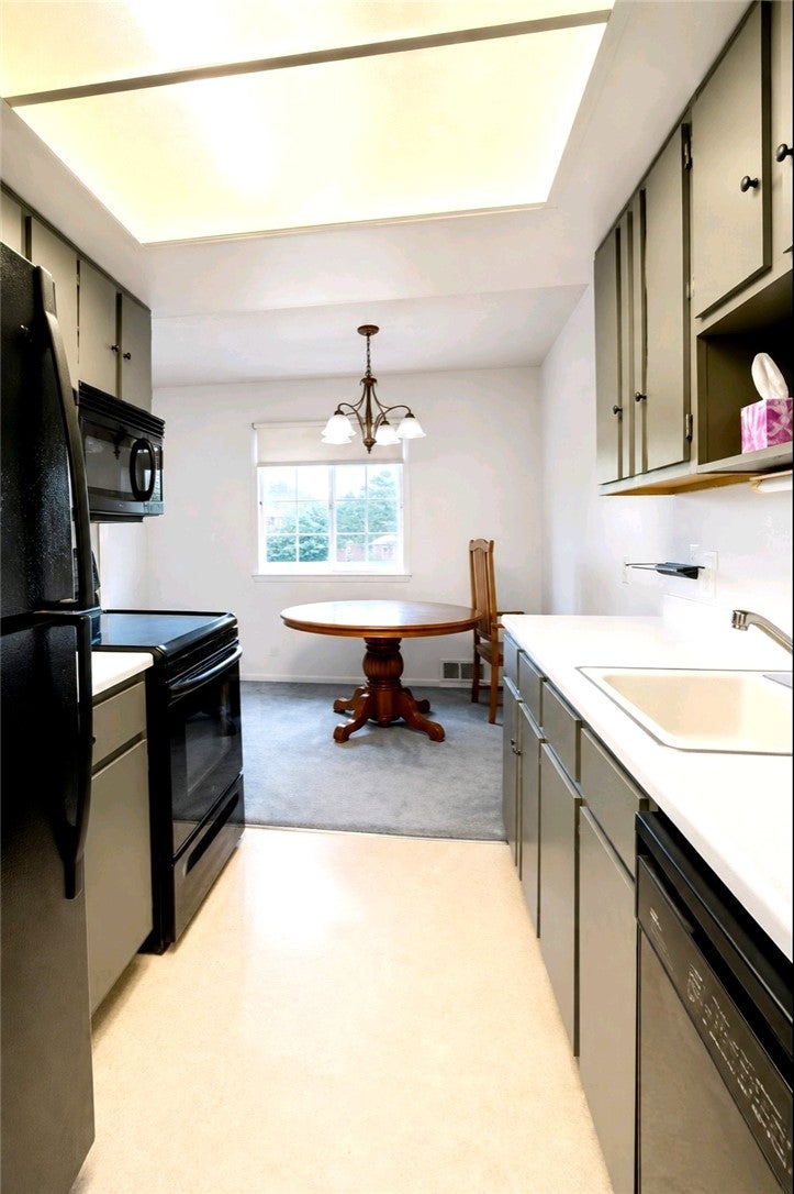 24 Colonial Parkway F