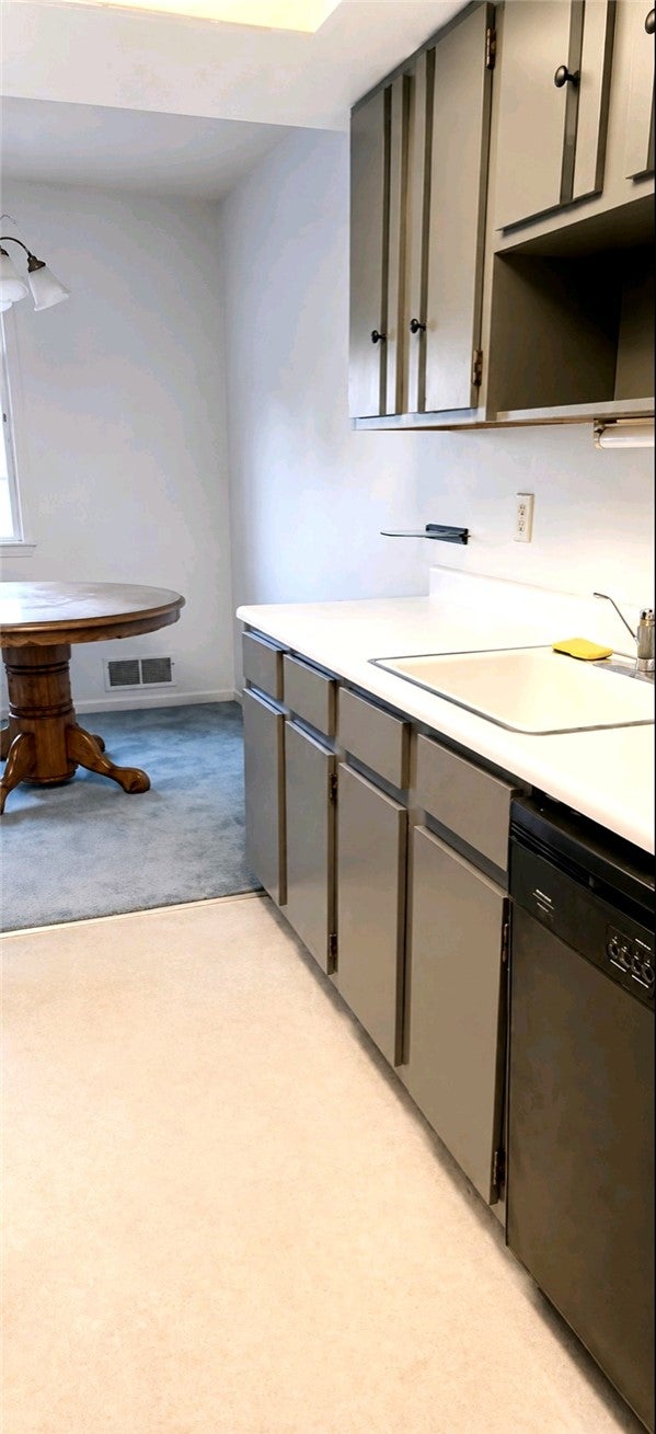24 Colonial Parkway F